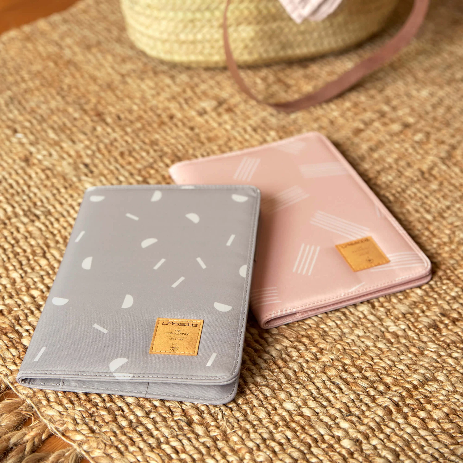 LÄSSIG Protège-carnet De Santé Taupe De Lässig 2 LÄSSIG Protège-carnet De Santé Taupe De Lässig – Image 2